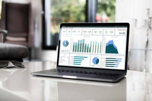 REMIRA Customer Hub Dashboard auf einem Laptop