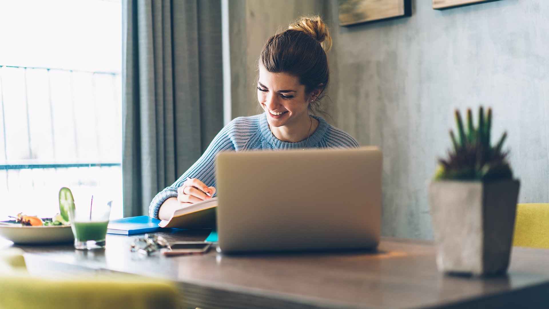 Frau arbeitet am Laptop