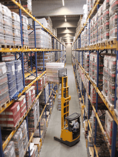 Gabelstapler im Hochregallager bei LÜNING
