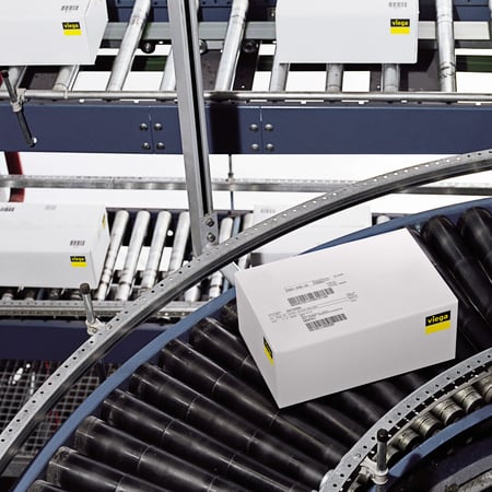 Paket von Viega auf einem Laufband