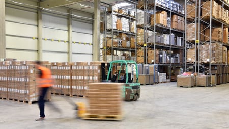 Warehouse Lager Bestandsmanagement @industrieblick - stock.adobe.com 