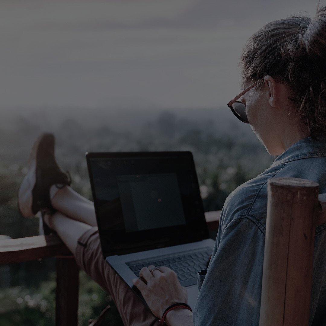 Frau mit Laptop auf Veranda Lifestyle black @olezzo - stock.adobe.com