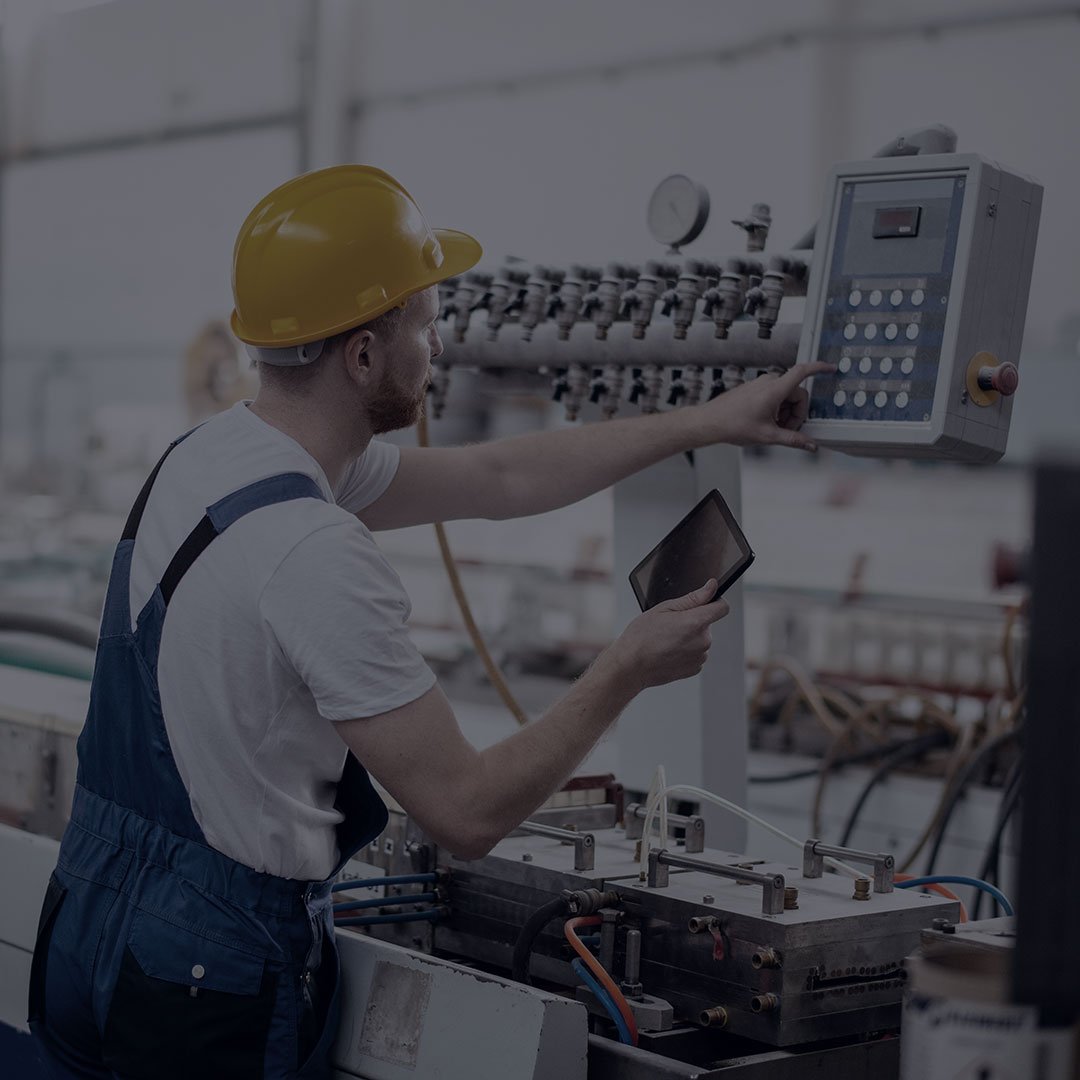 Mitarbeiter Produktion Maschine dark@JustLife - stock.adobe.com