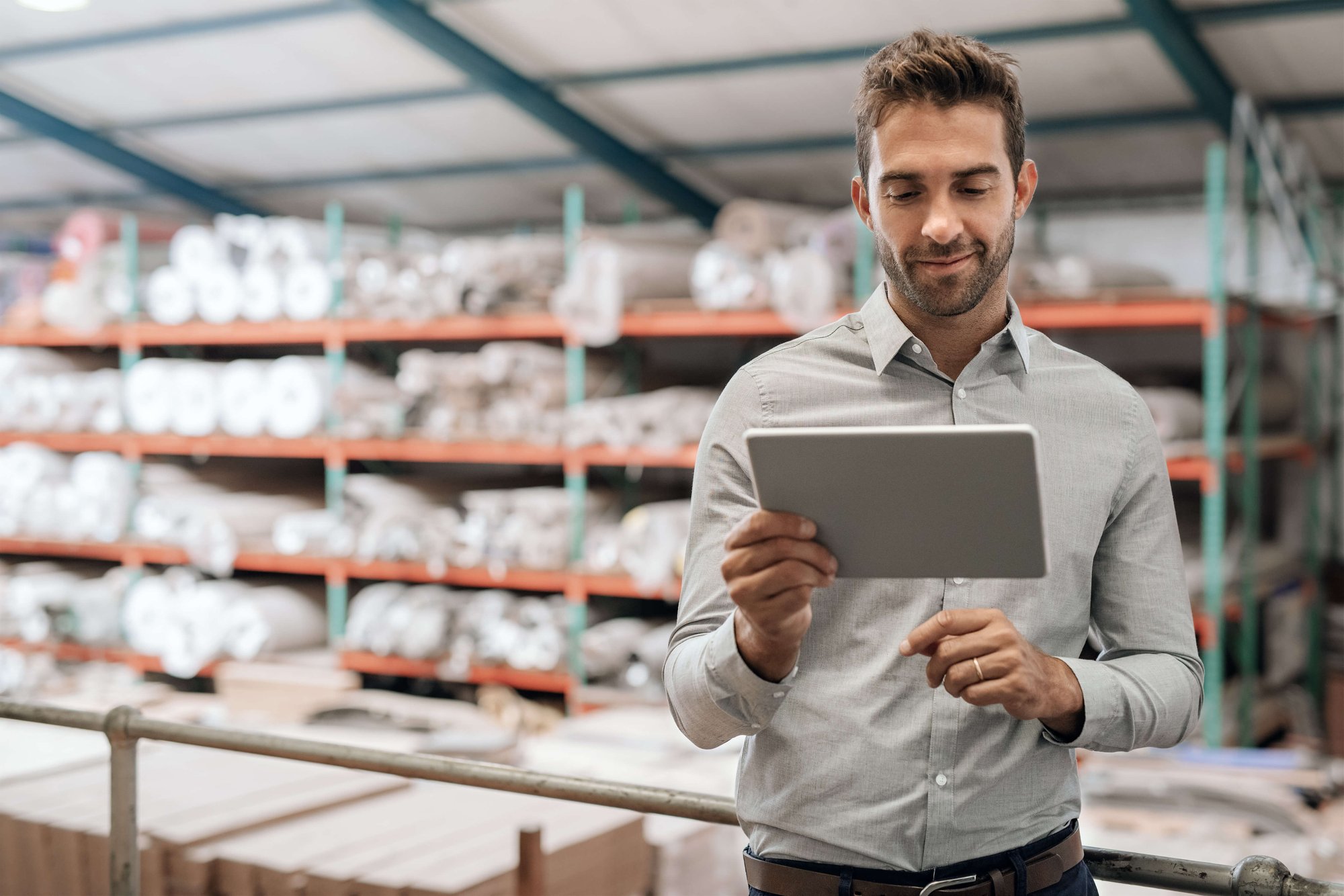 Mann mit Tablet im Lager