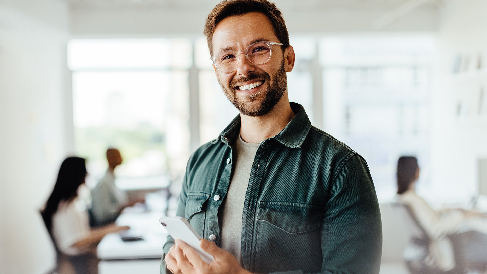 Ein Mann mit Brille lächelt in die Kamera.