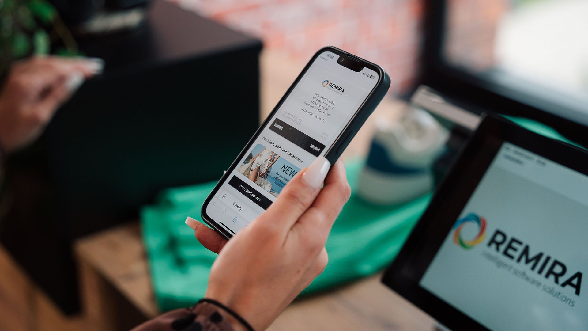Eine weibliche Hand hält ein Smartphone