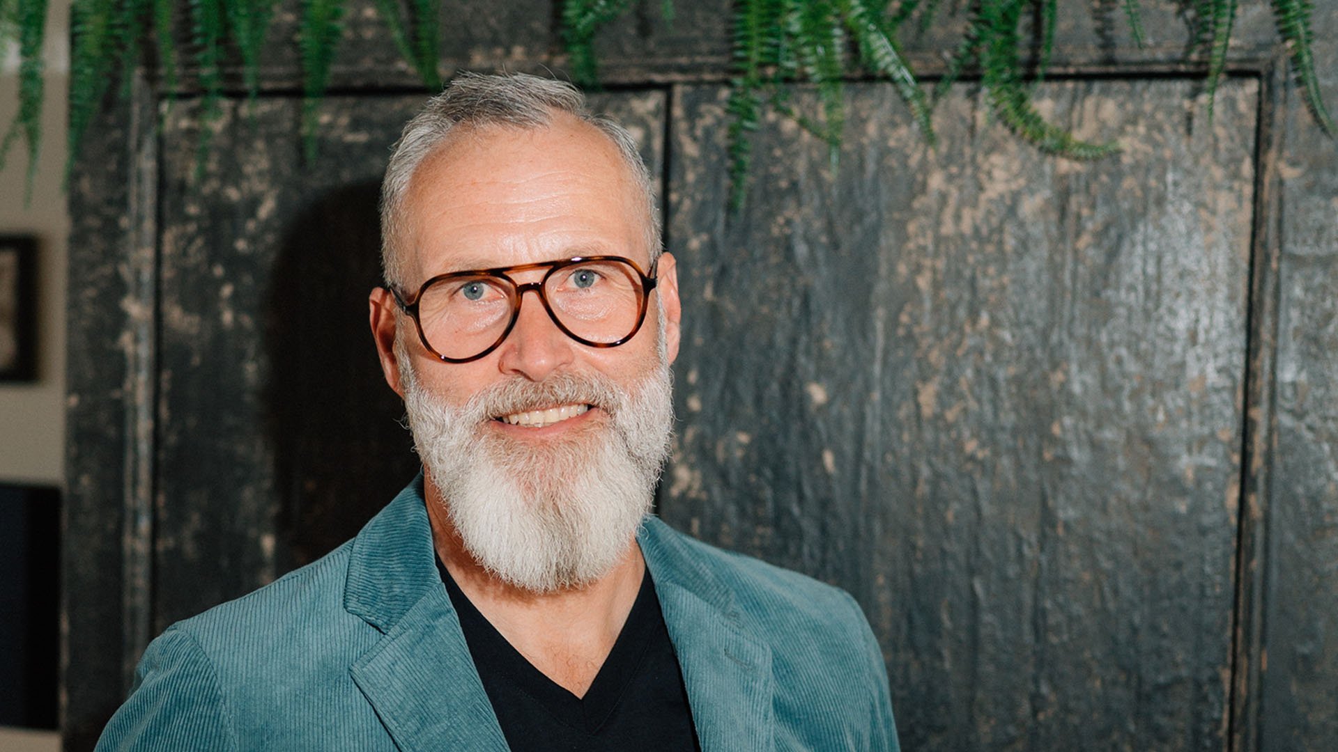 Ein Mann schaut freundlich in die Kamera