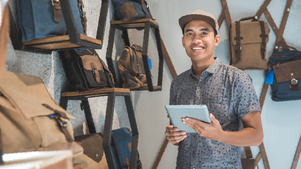Mann in einem Store mit Tablet