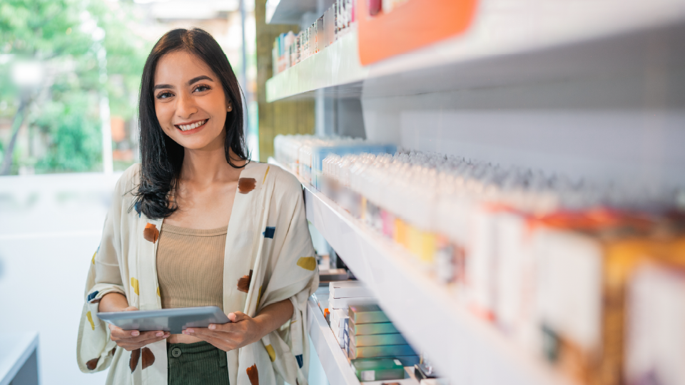 Frau im Store mit Tablet