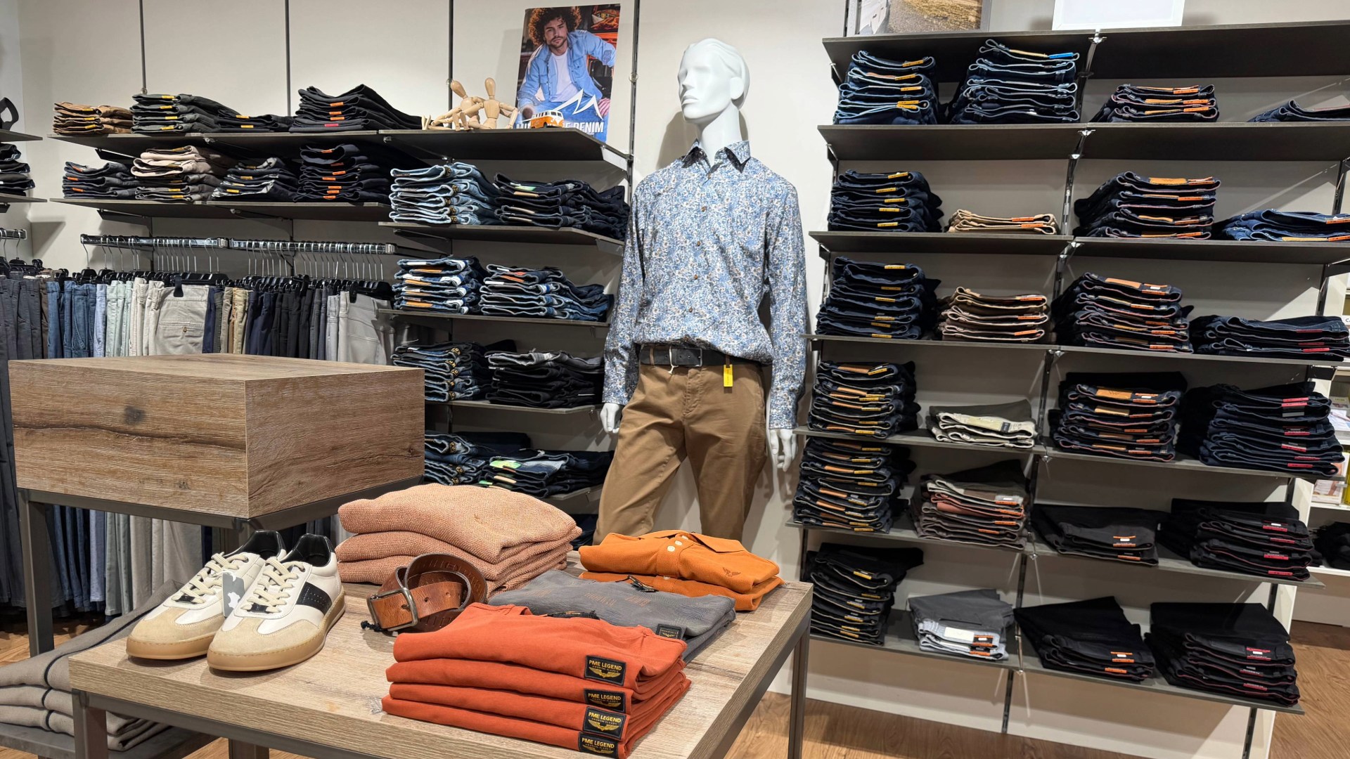 A Look Inside a Moda Decurtins Store