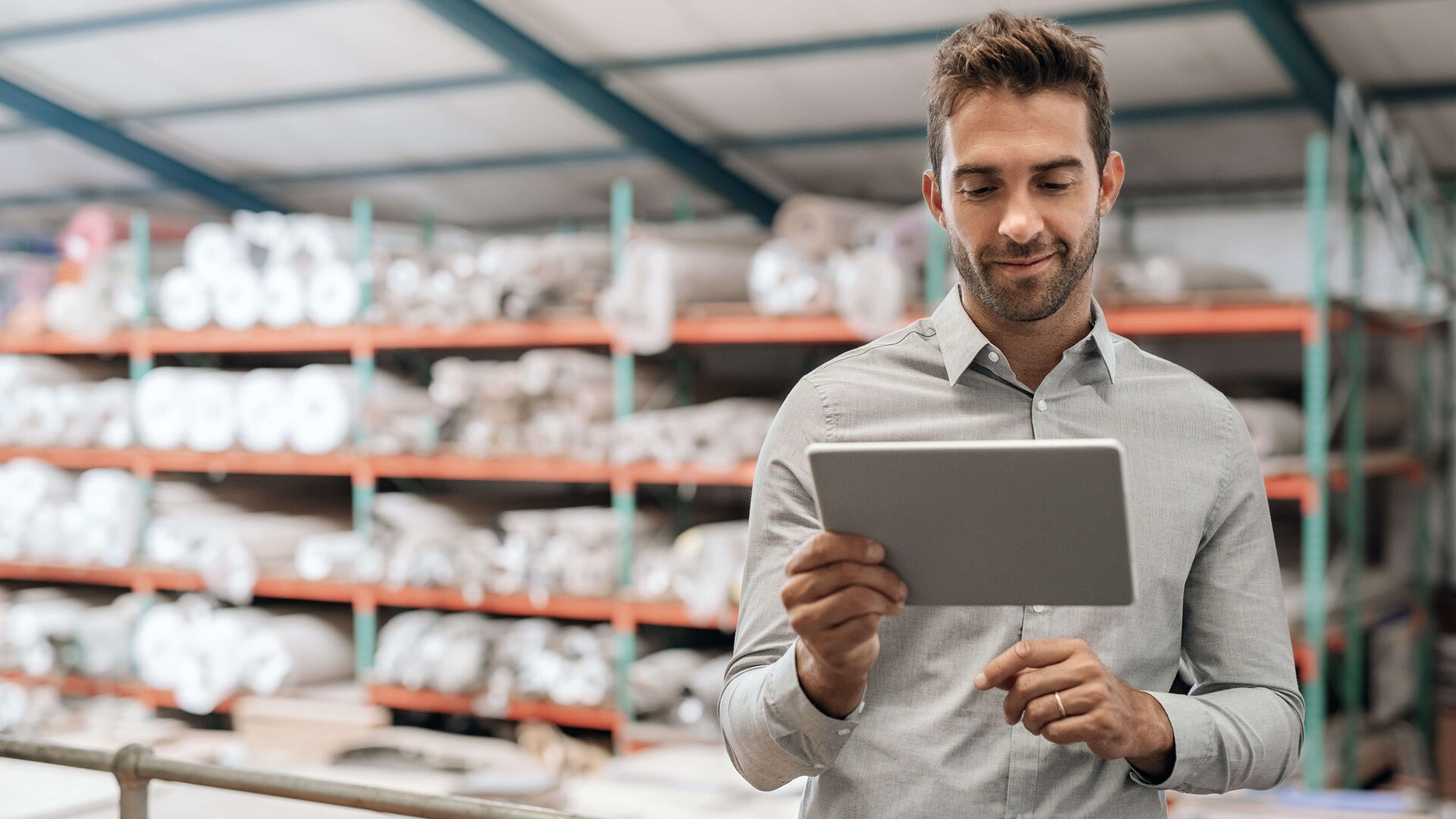 Mann mit Tablet im Lager