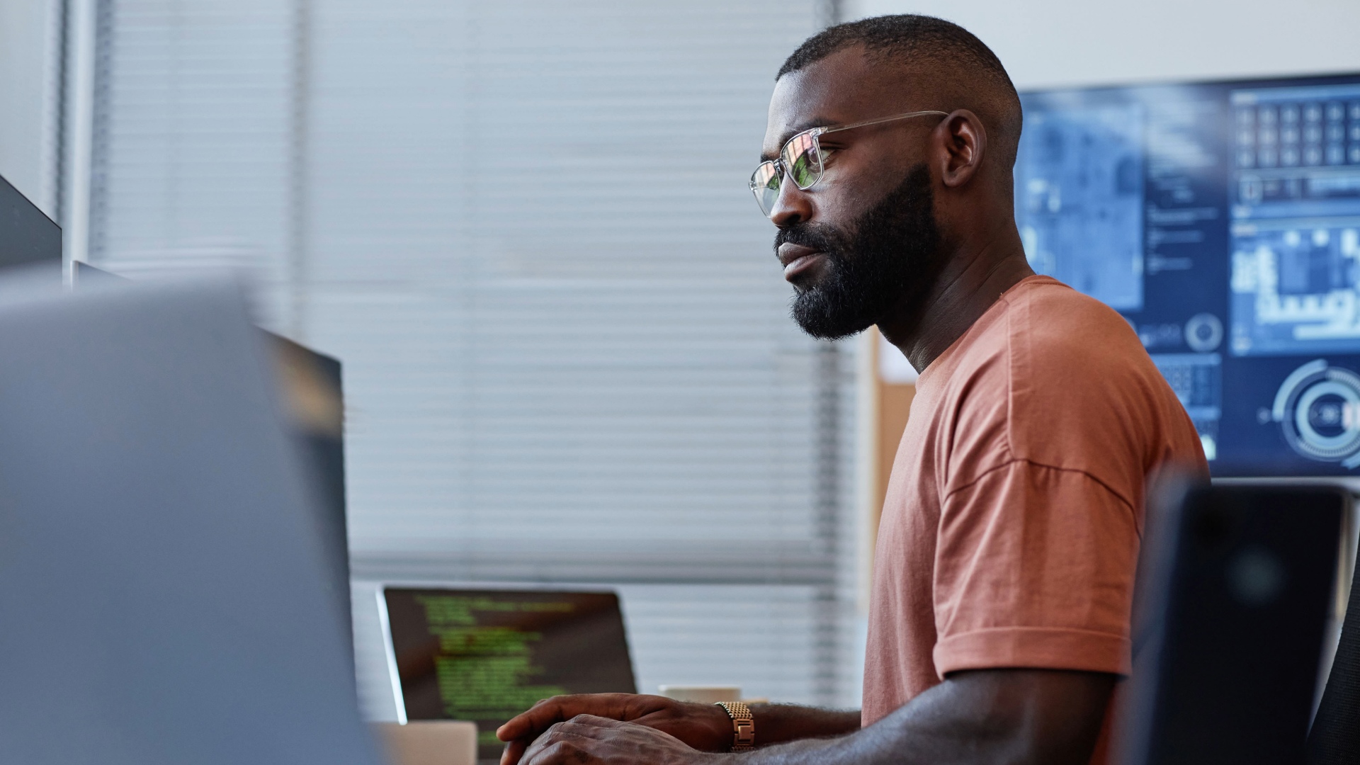Software Developer arbeitet am PC Software Developer arbeitet am PC