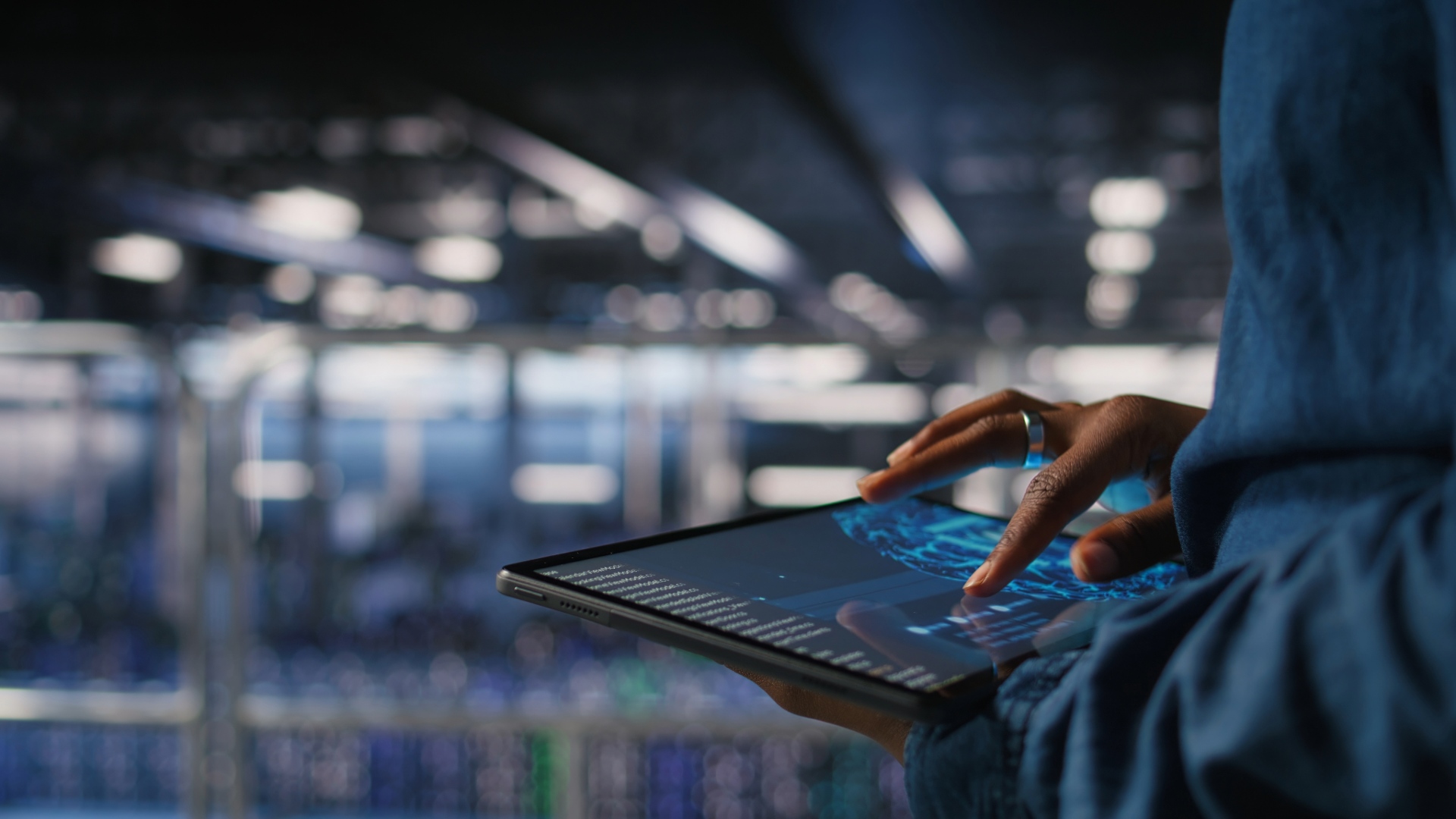 Tablet wird gehalten von Mitarbeiter