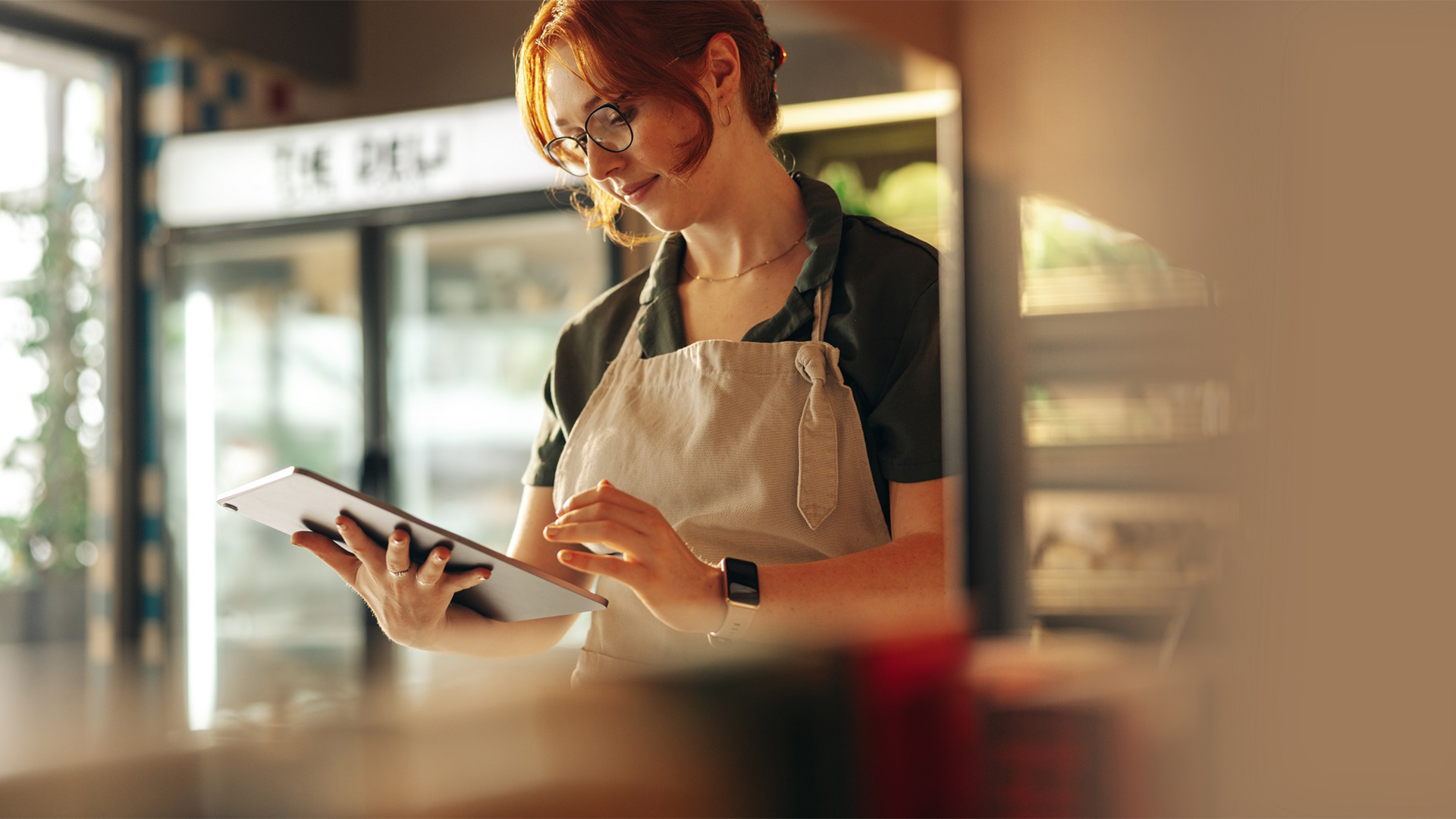 Frau mit Tablet im Store Frau mit Tablet im Store