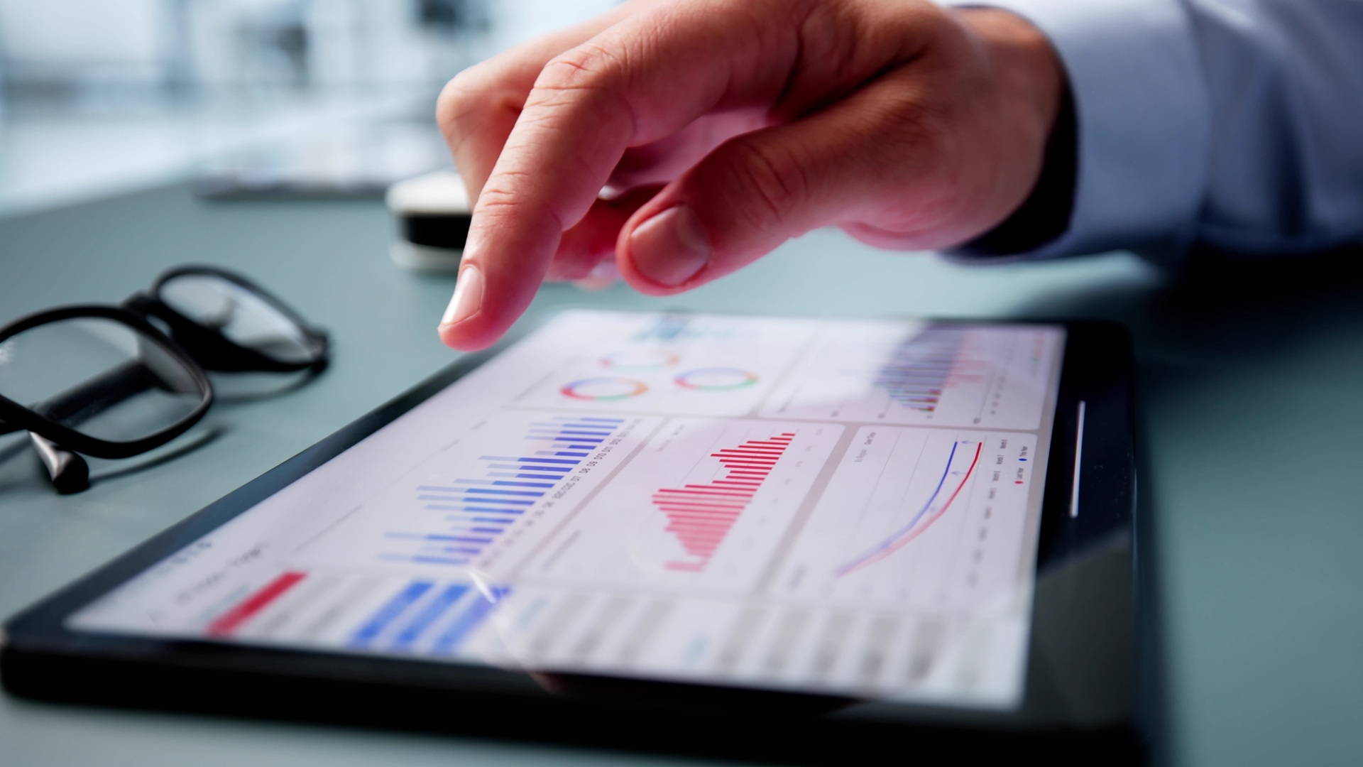 Tablet met grafieken voor verkoopprognoses en forecasting