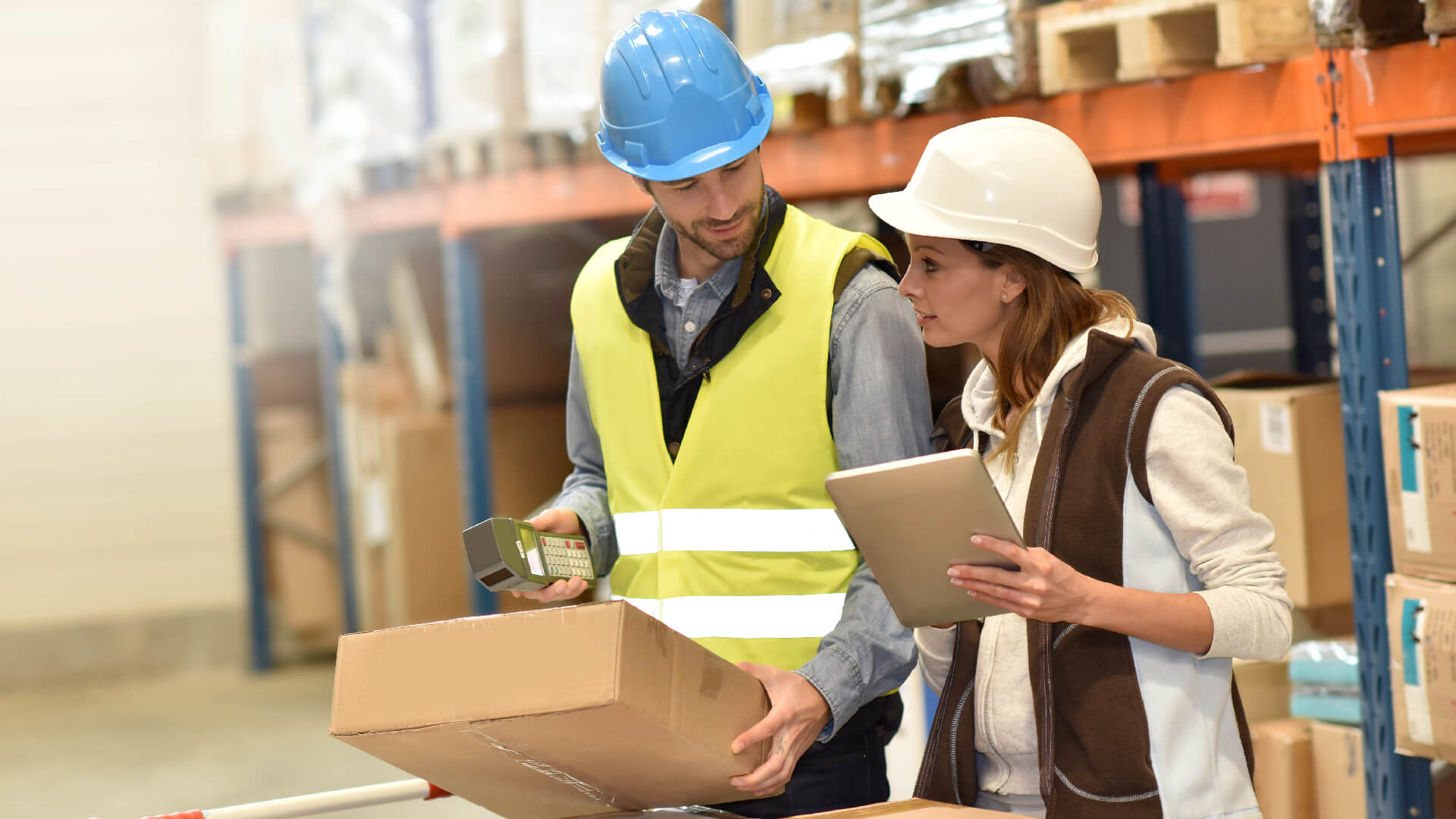 Zwei Personen arbeiten im Lager mit Paketen Zwei Personen arbeiten im Lager mit Paketen