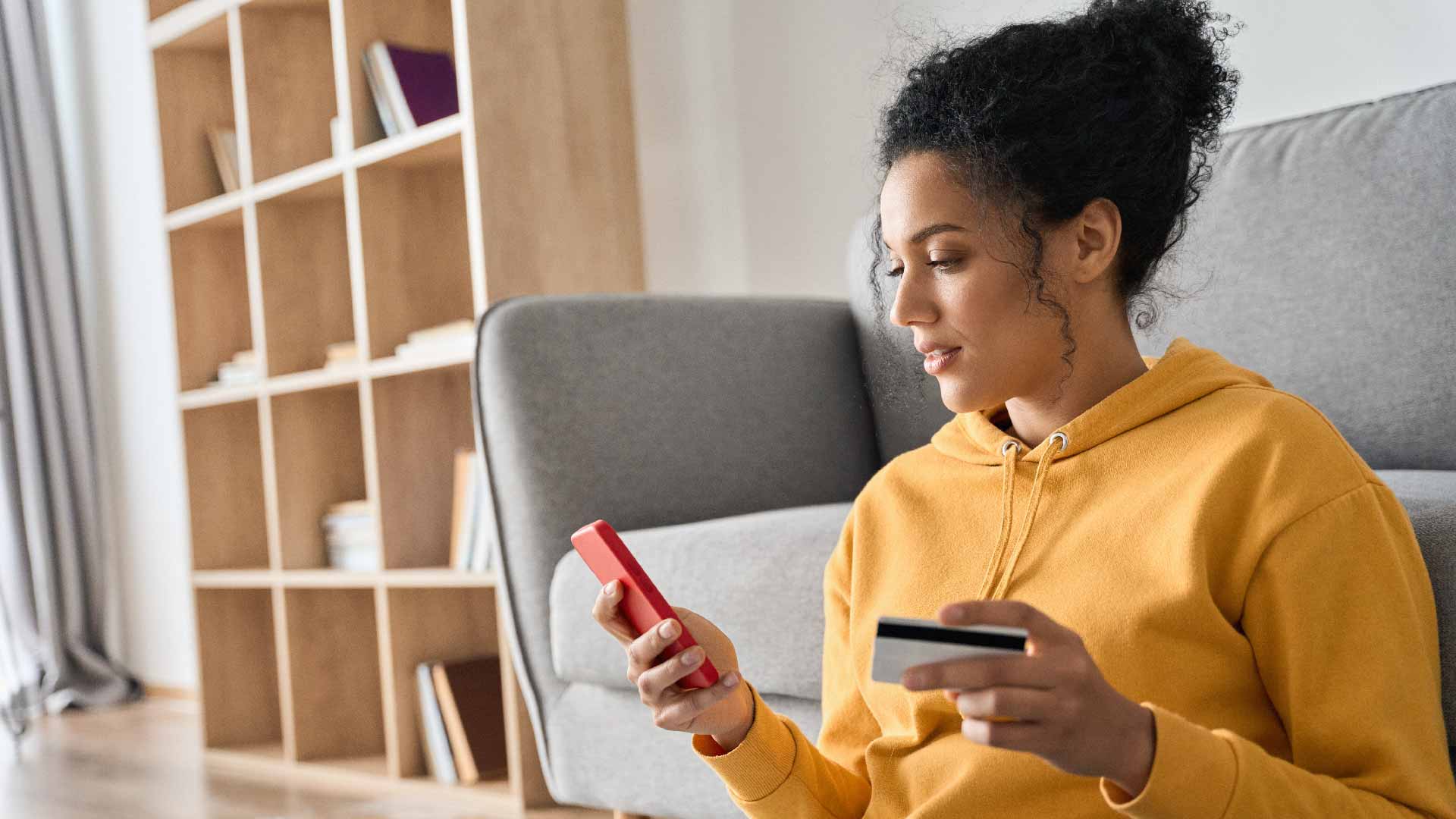 Frau mit Kreditkarte am Smartphone