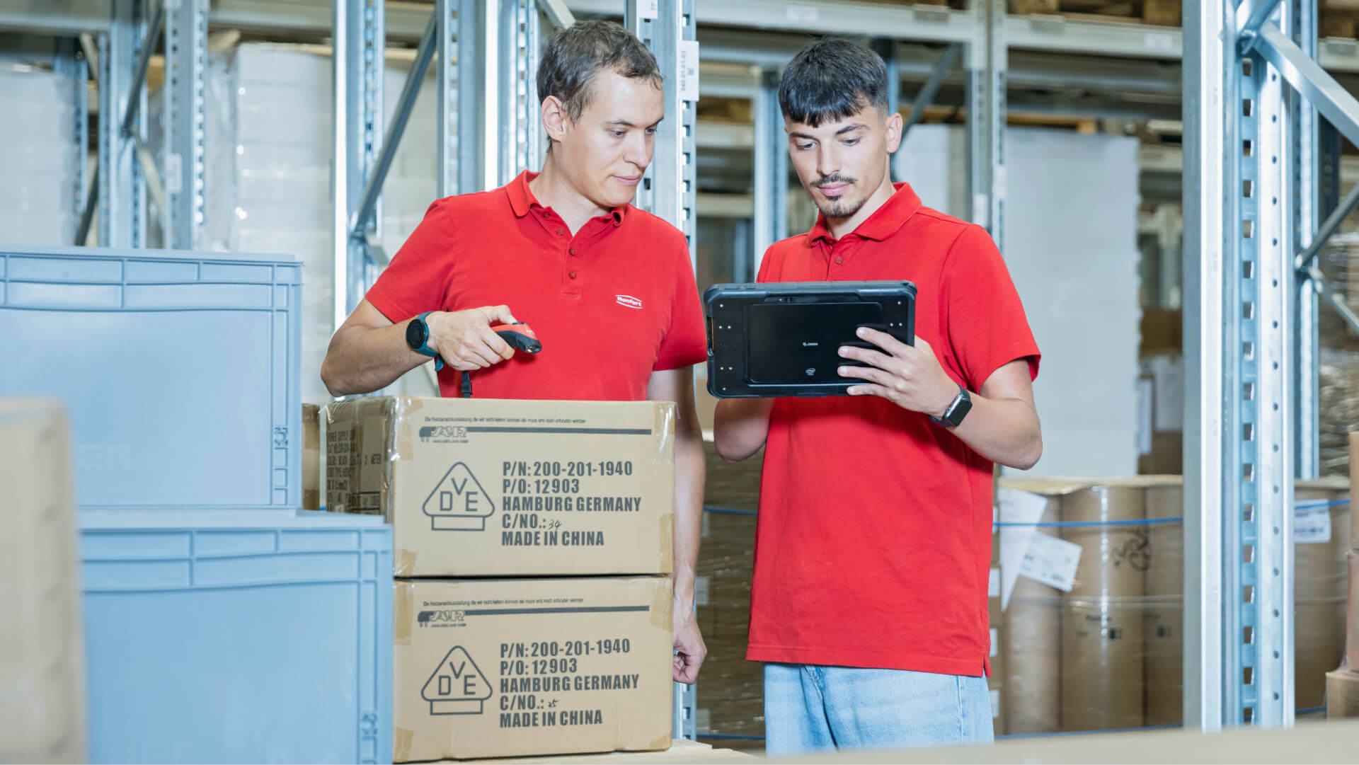 Zwei Mitarbeiter von der Renfert GmbH bei der Inventur