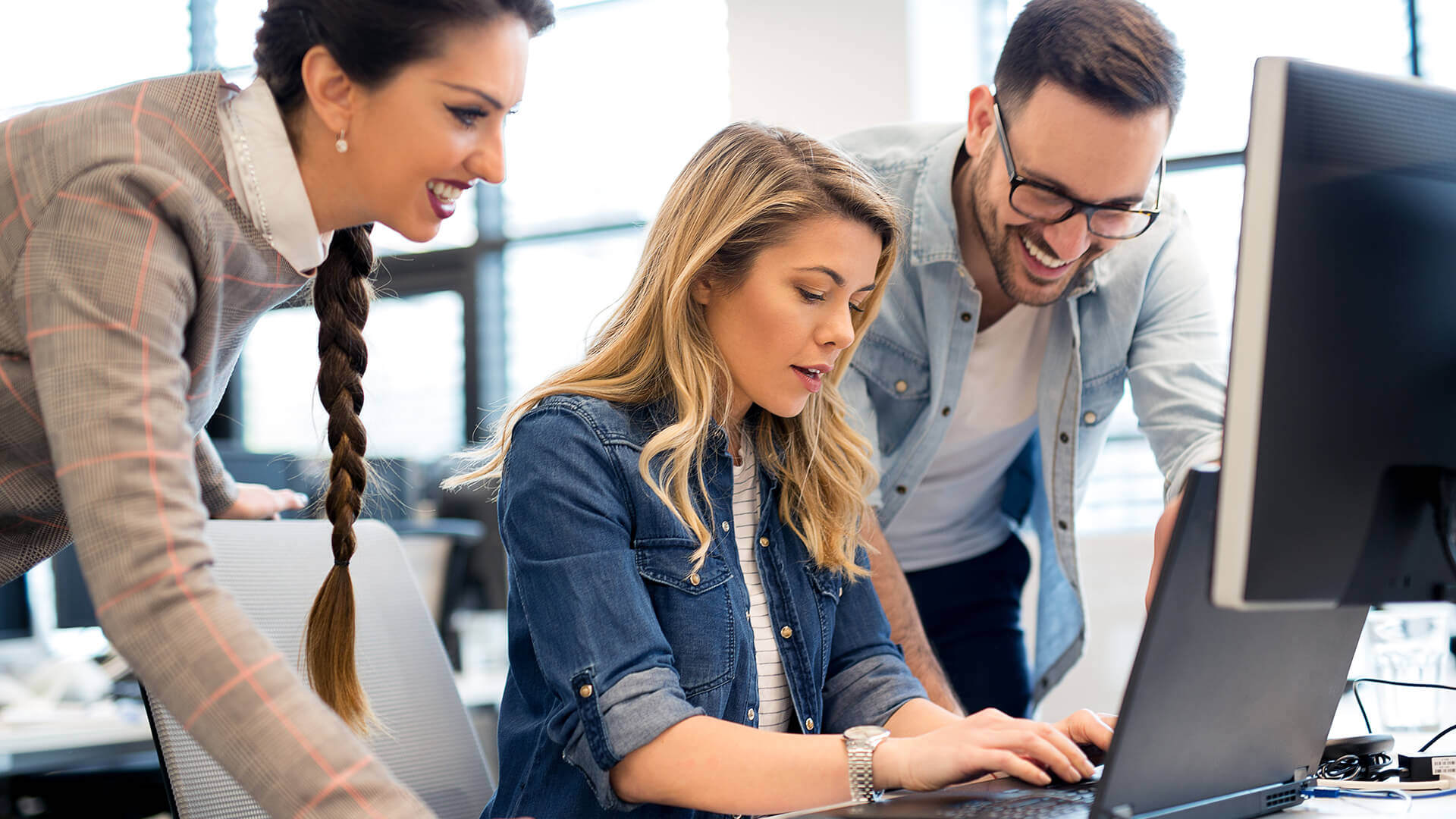 Drei Kollegen arbeiten am PC