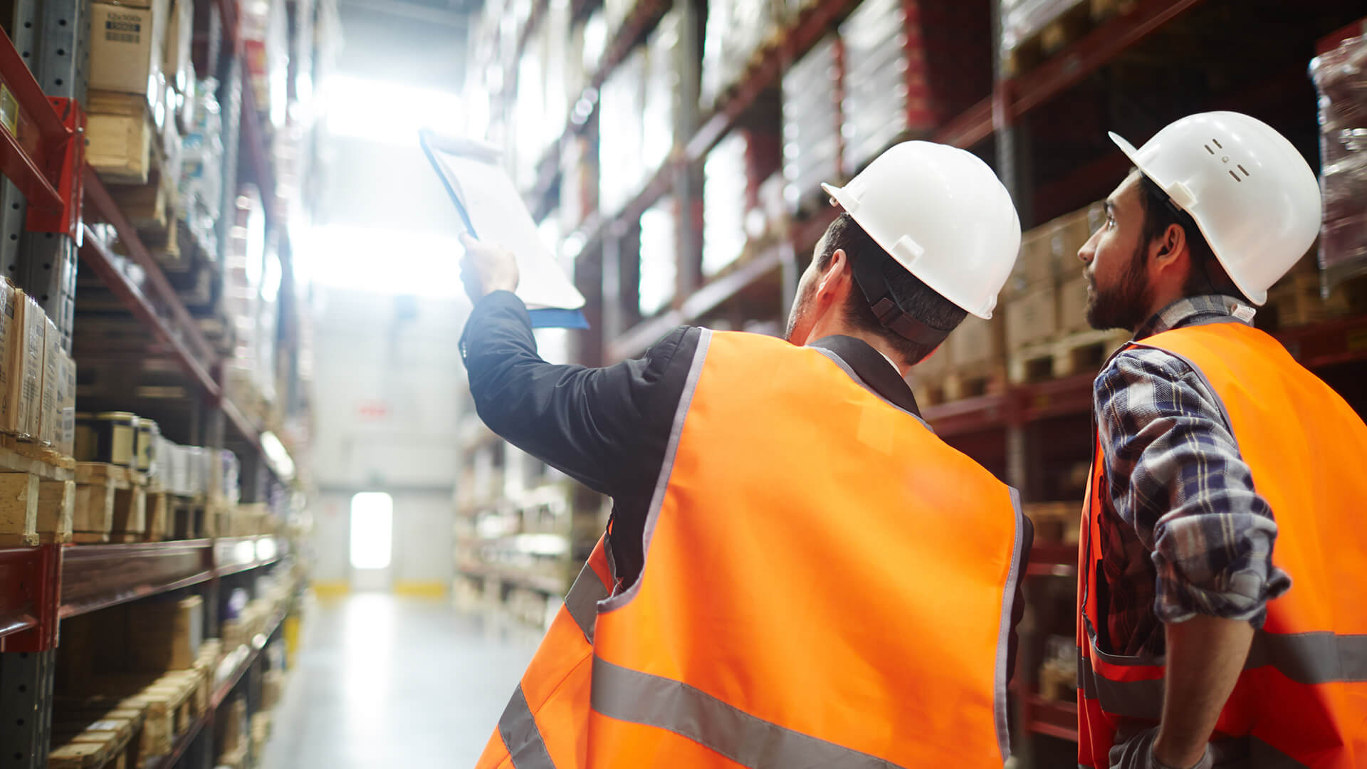 Two employees with helmets and iPads in the warehouse @ pressmaster - stock.adobe.com (1)